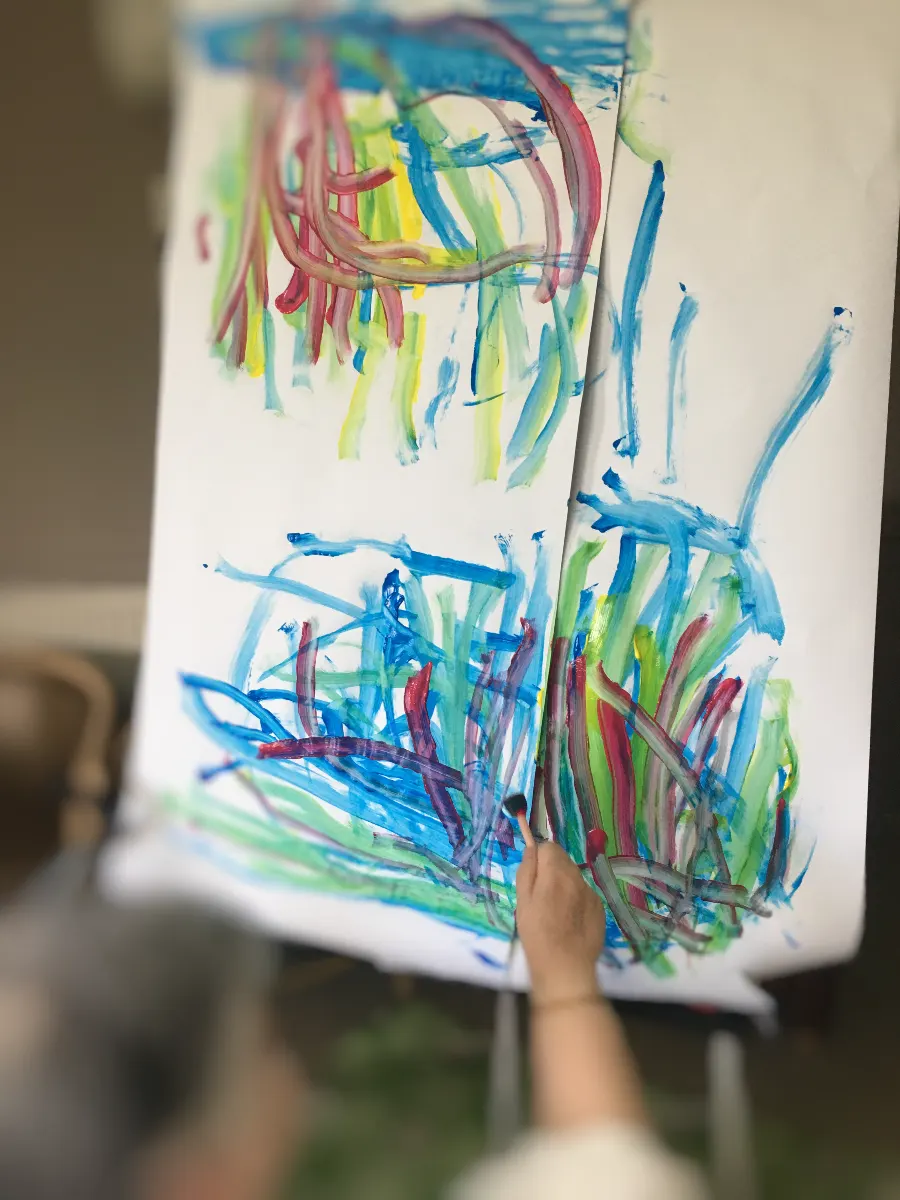 Peinture libre aux couleurs vives réalisée sur un chevalet lors d'une rencontre créative